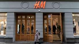 H&M lover å gjenvinne klær – mange plagg ender sine dager på dynga i Afrika