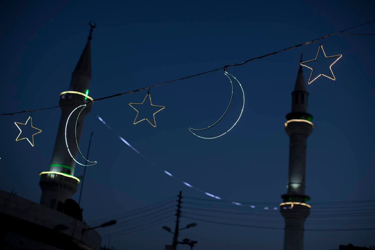 DEKORASJON: Å henge opp lys under ramadan er vanlig skikk flere steder. Her fra Amman i Jordan.