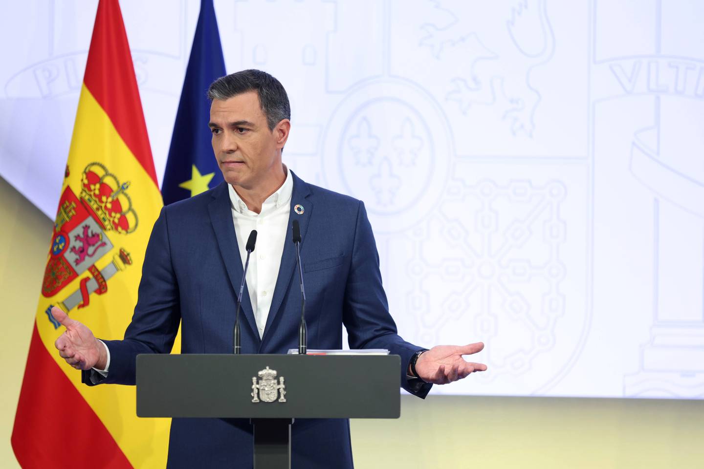 Spanias statsminister Pedro Sánchez oppfordrer menn til å droppe slipset i varmen – som et energisparende tiltak. Kanskje løsere skjorter kan redusere bruken av klimaanlegg? Foto: Eduardo Parra/ AP / NTB