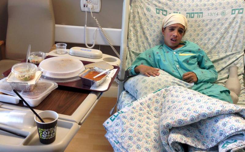 Den 13 år gamle palestineren Ahmed Manasra på sykehus i Jerusalem. Han ble påkjørt av et israelsk kjøretøy etter at han skal ha vært involvert i å knivstikke en israelsk gutt på 13 år, som ble alvorlig skadd. 