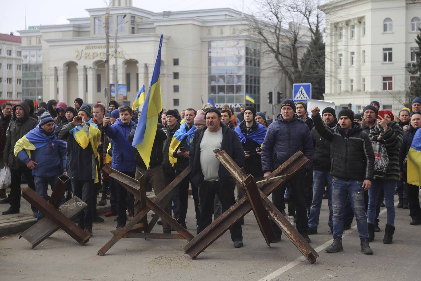 Det har vært flere demonstrasjoner mot den russiske okkupasjonsmakten i Kherson. Her fra frihetsplassen i Kherson 7. mars. Foto: Olexandr Chornyi / AP / NTB