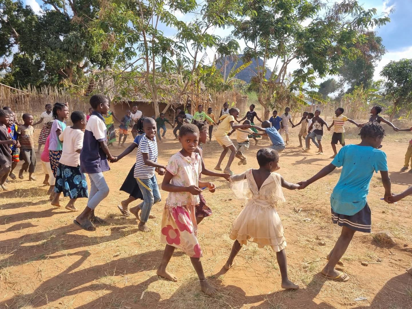 Flyktningbarn danser som terapi i Chiure.