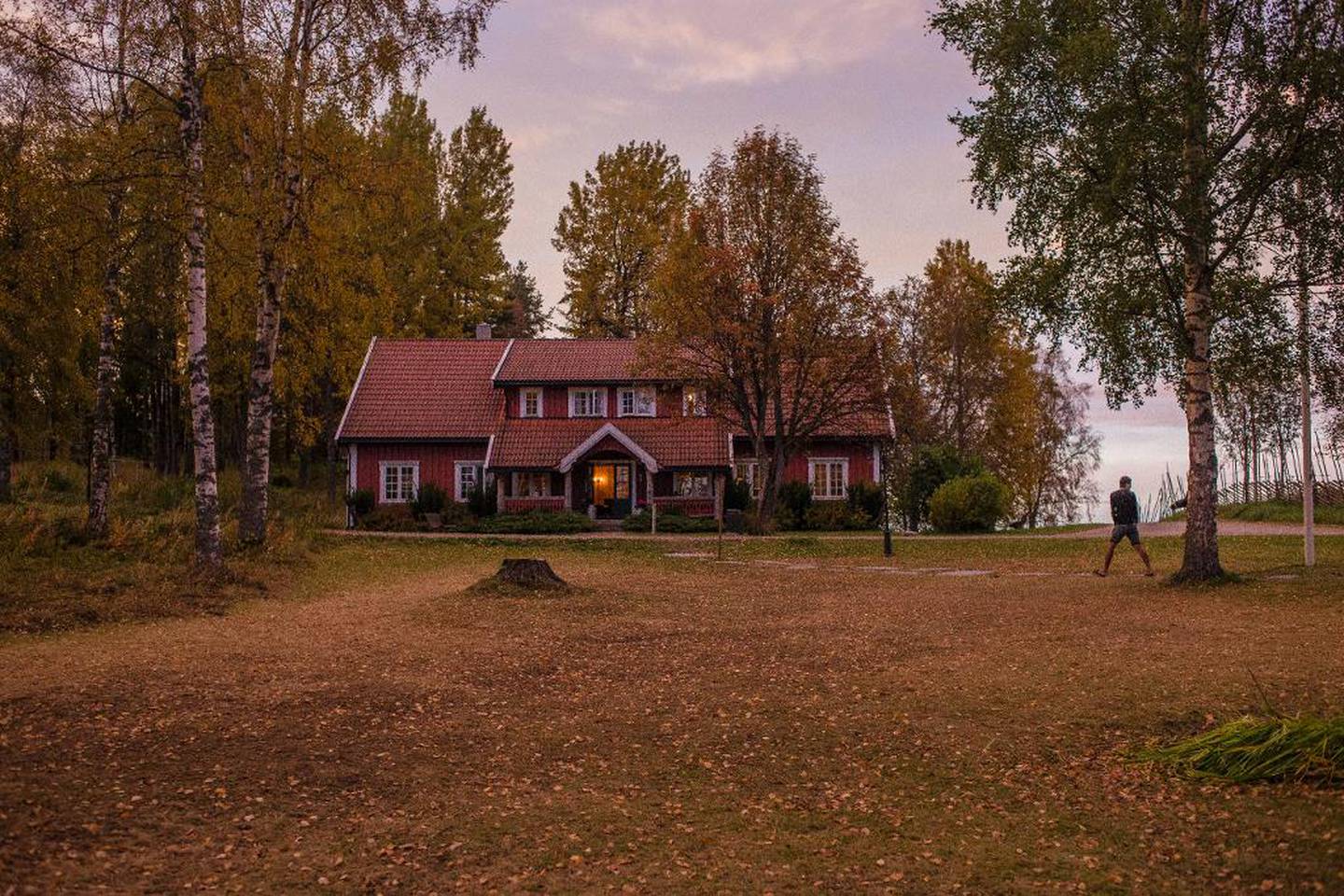 Opaker Gård ligger idyllisk til langt inn i skogen på Hedmarken. Her pleier det vanligvis å samle seg businessfolk for konferanser. Nå er stemningen på stedet annerledes, fylt med lek og moro.