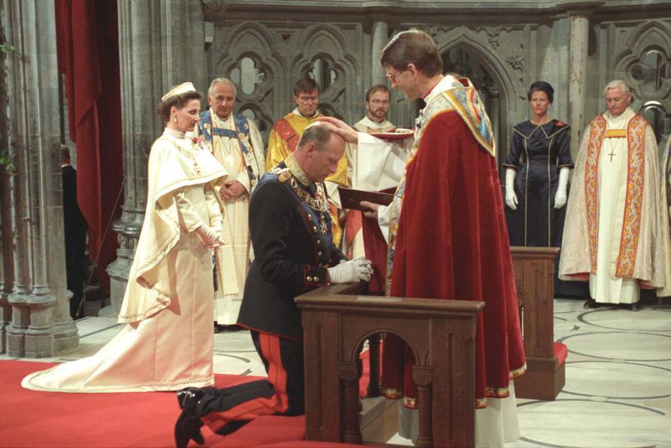Den 23. juni 1991 fulgte kong Harald V og dronning Sonja opp tradisjonen med å bli signet i Nidarosdomen.