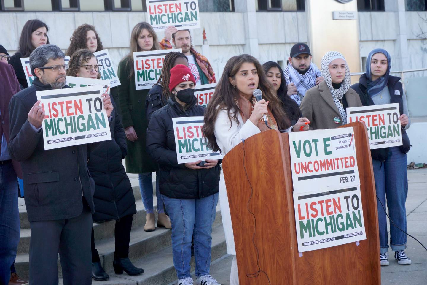 Den kristne palestinske aktivisten Lexis Zeidan er en av drivkreftene bak en kampanje som skal få demokratiske velgere i Michigan til å krysse av for "uavklart" ved det demokratiske primærvalget neste uke.