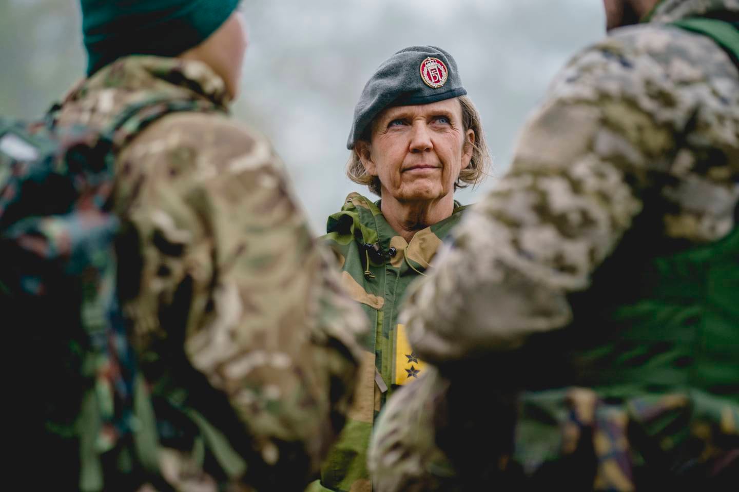 Generalmajor Elisabeth Gifstad Michelsen, som er sjef for Heimevernet, besøkte torsdag det norske treningsbidraget på en militærbase i Nord-England. – Det er stor vilje i Norge til å bidra, og det føles meningsfylt, sier hun. Hun melder om stor interesse fra norske HV-soldater som ønsker å dra til Storbritannia for å lære opp ukrainske soldater. Foto: Stian Lysberg Solum / NTB
