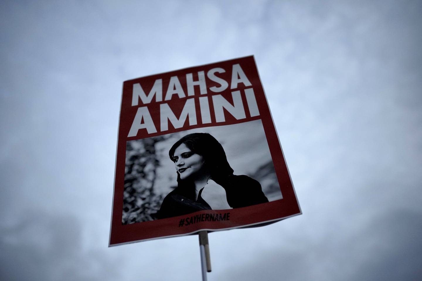 Det har vært store protester mot regimet i Iran siden den 22 år gamle kurdiske kvinnen Mahsa Amini døde i moralpolitiets varetekt 16. september. Foto: Markus Schreiber / AP / NTB