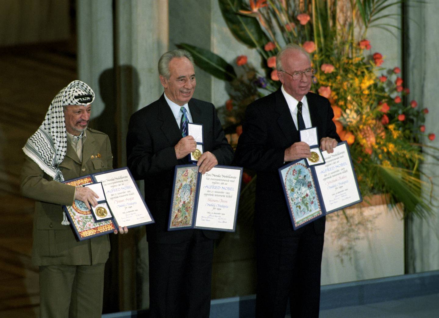 Palestinernes leder Yasser Arafat stilte i militæruniform da han mottok Nobels fredspris sammen med Shimon Peres (i midten) og Yitzhak Rabin. Freden gikk det ikke så bra med i ettertid. Foto: Erik Johansen / NTB