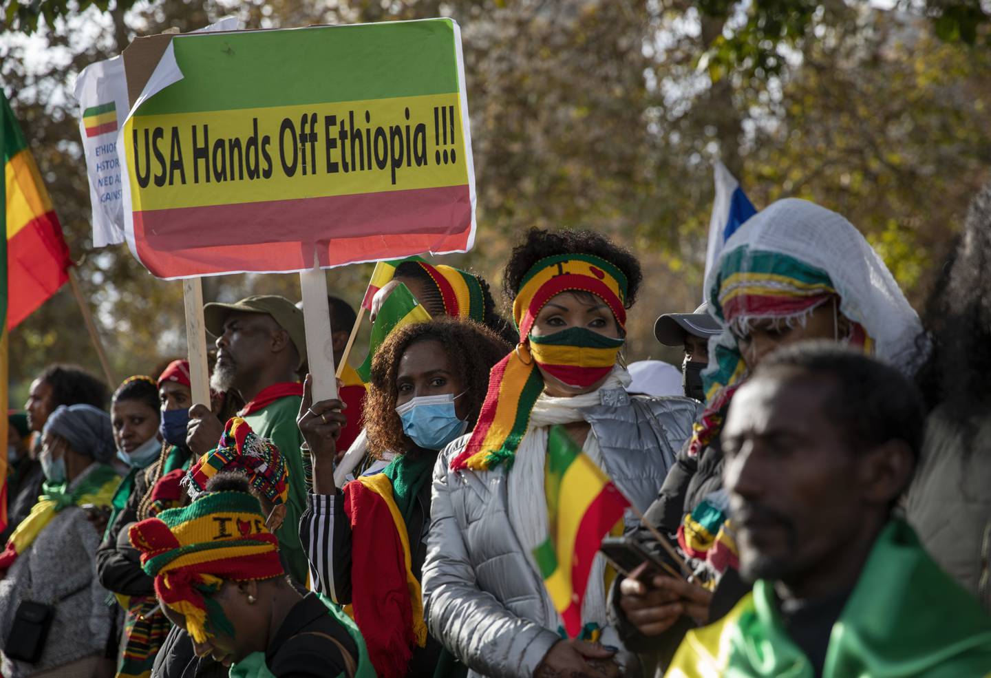 HANDS OFF: De siste ukene har det vært store demonstrasjoner over hele den vestlige verden mot det flere etiopere opplever som vestlig innblanding. På sosiale medier er bildene mange under emneknaggen #nomore. På de store store byråene er bildene færre. Her ser vi demonstrasjon i Israel  21. november 2021.