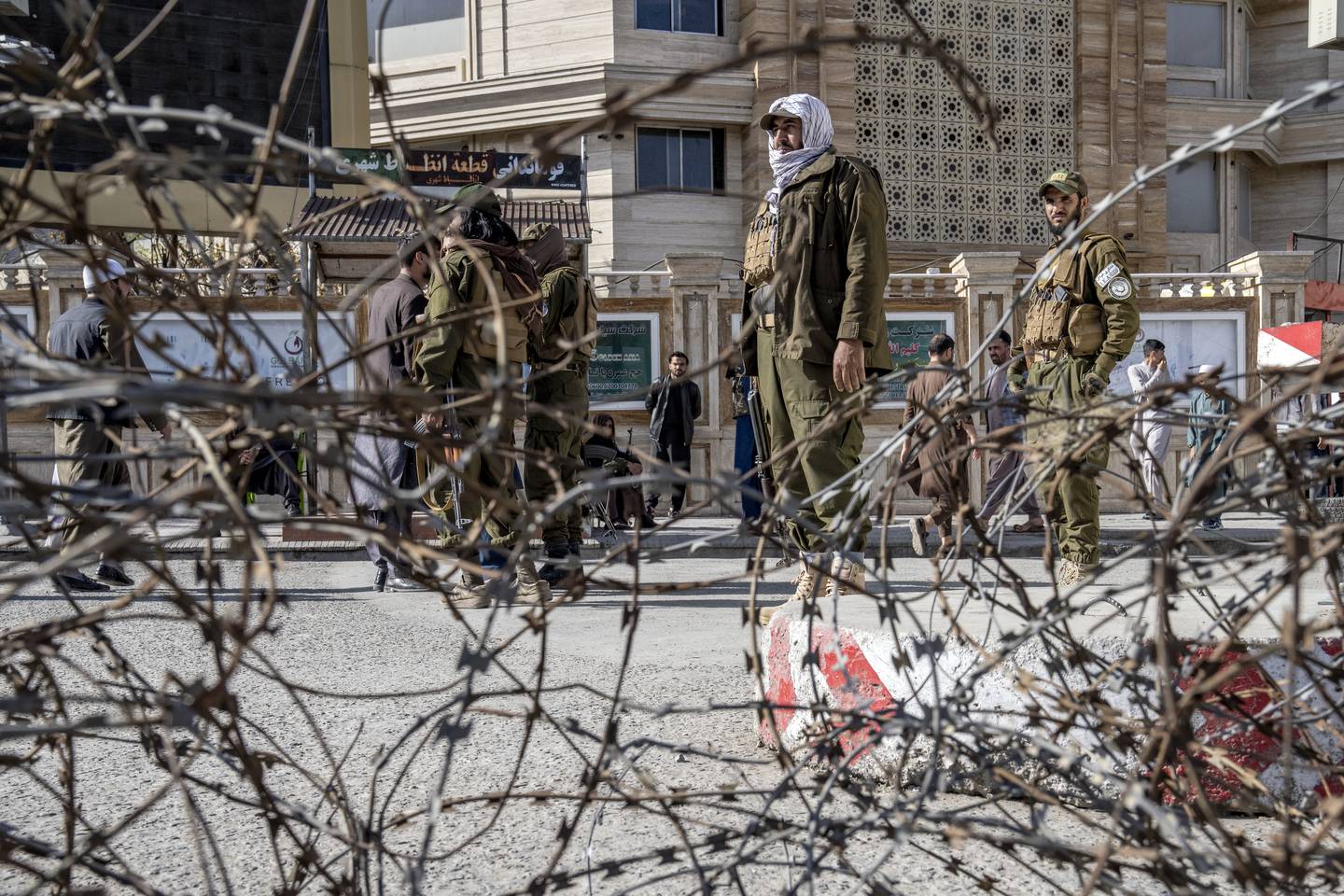 Taliban-krigere står vakt i nærheten av der en eksplosjon gikk av i Kabul mandag. Foto: Ebrahim Noroozi / AP / NTB