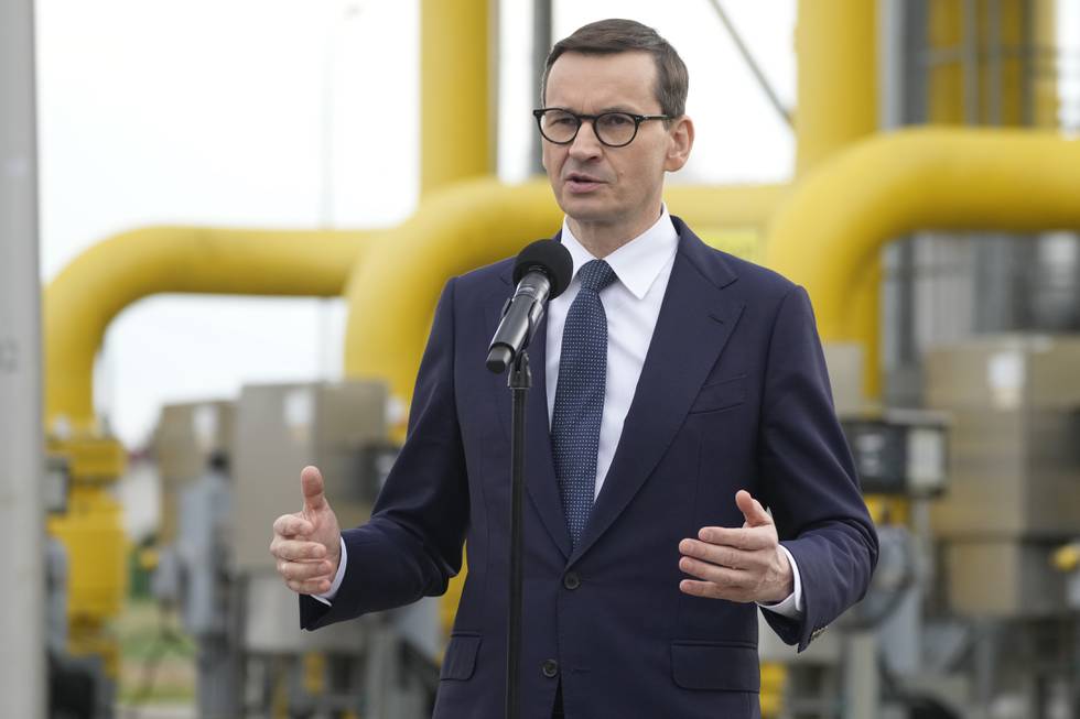 Statsminister Mateusz Morawiecki ved et gassanlegg i nærheten av Warszawa i slutten av april. Foto: Czarek Sokolowski / AP / NTB