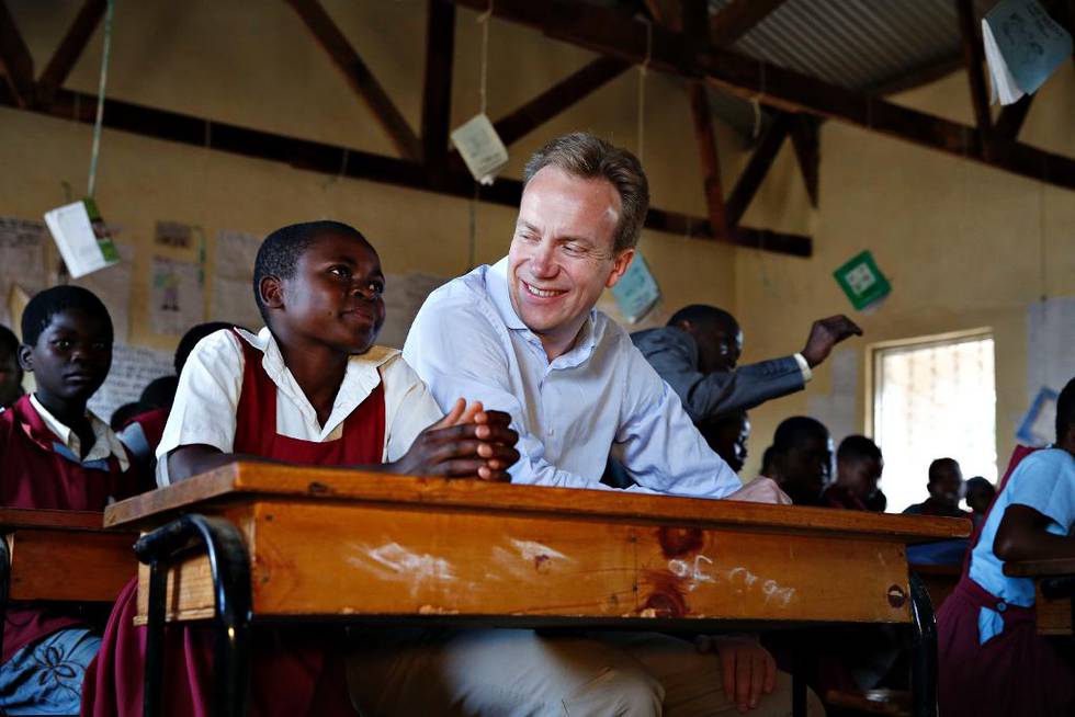 - I forslaget til bistandsbudsjett for 2016 prioriterer regjeringen innsats på utdanning til barn og unge, humanitær bistand og helse i sårbare land, sier utdanningsminister Børge Brende, her på skolebesøk i Malawi.