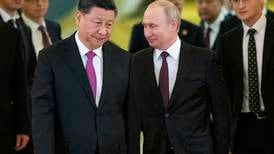 Putin i Beijing: Roser Kina og kritiserer USA