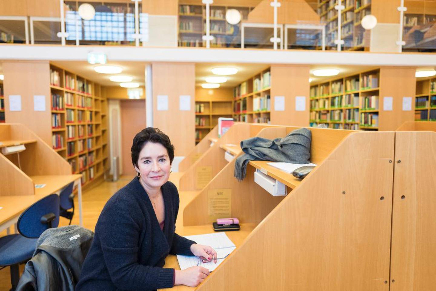 Veronica Orderud studerer teologi på Universitetet i Oslo. – Jeg liker meg på lesesalen, jeg. Bibliotekaren er så hyggelig, sier hun.