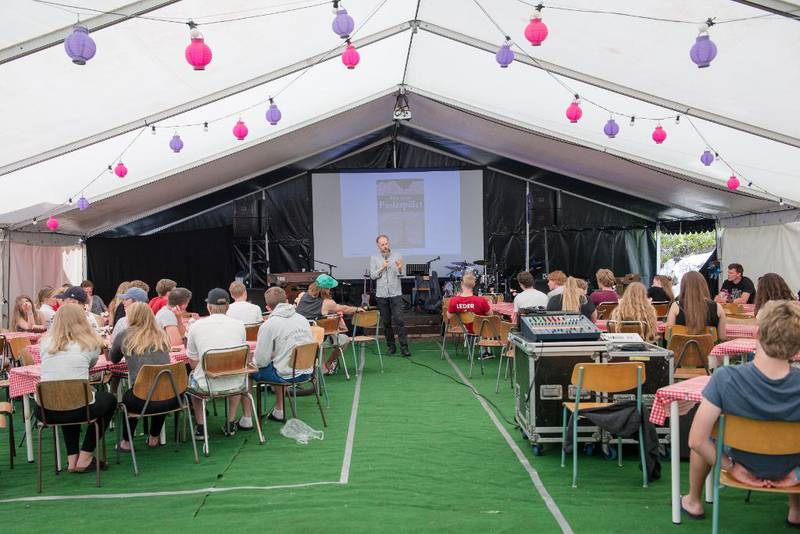 Skjærgårdsfestivalen har de siste årene etablert sitt eget bedehus på festivalområdet. Her kan ungdommen få komme og slappe av i et ellers hektisk festivalprogram.