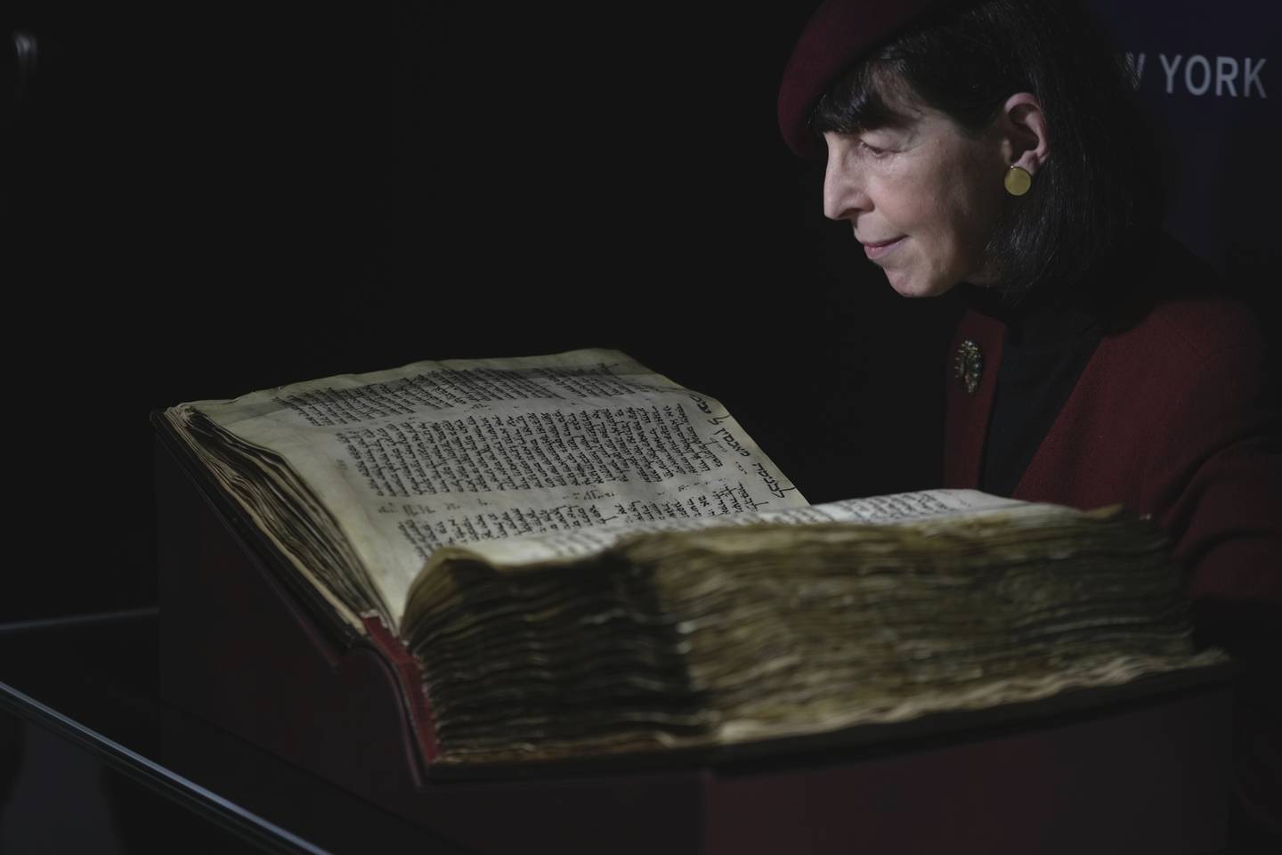 VISER FREM: En museumsansatt viser frem den hebraiske bibelen «Codex Sasson». Manuskriptet er 1.000 år gammelt.