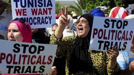 Tunisia stemmer over grunnlov som blir sett på som en trussel mot demokratiet