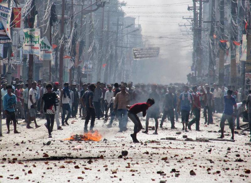 Madhesi-demonstranter kaster steiner på politimenn i byen Birgunj, som grenser til India. Det var mandag 2. november i år at demonstrasjonen kom ut av kontroll. Minst en person døde, og flere ble skadet.