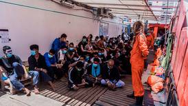 Uenig med Siv Jensen: - Menneskesmuglere driver ikke migranter på Middelhavet