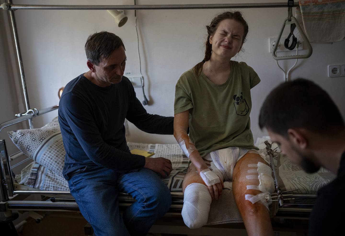 Nastia Kuzik (21) mista det eine beinet og fekk det andre hardt skadd i ein eksplosjon like utanfor kjellaren der familien og over 100 andre hadde søkt ly i Tsjernihiv nord i Ukraina. Foto: Emilio Morenatti / AP / NTB