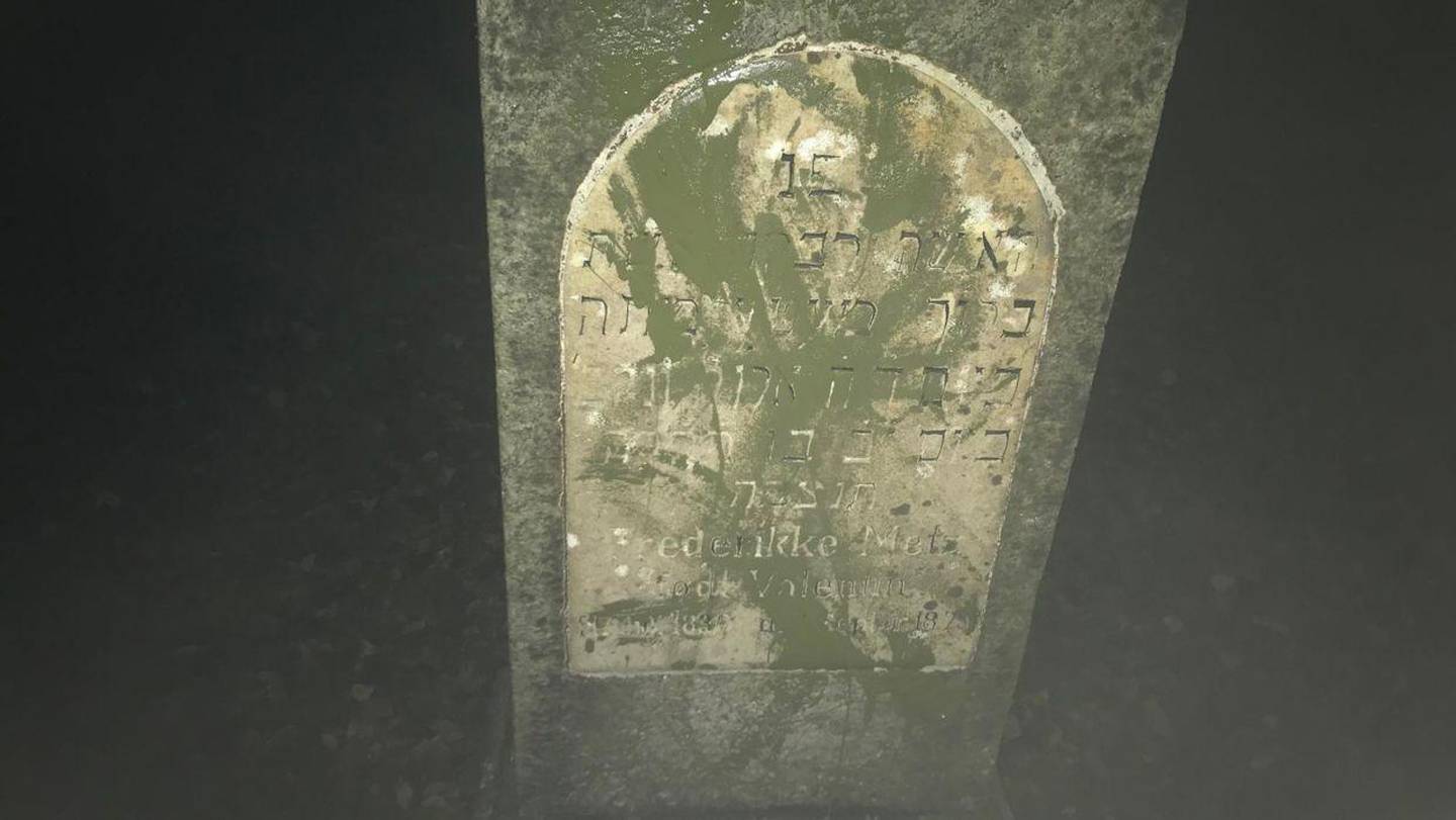 I Randers kommune var over 80 jødiske graver malt med grønn graffiti.