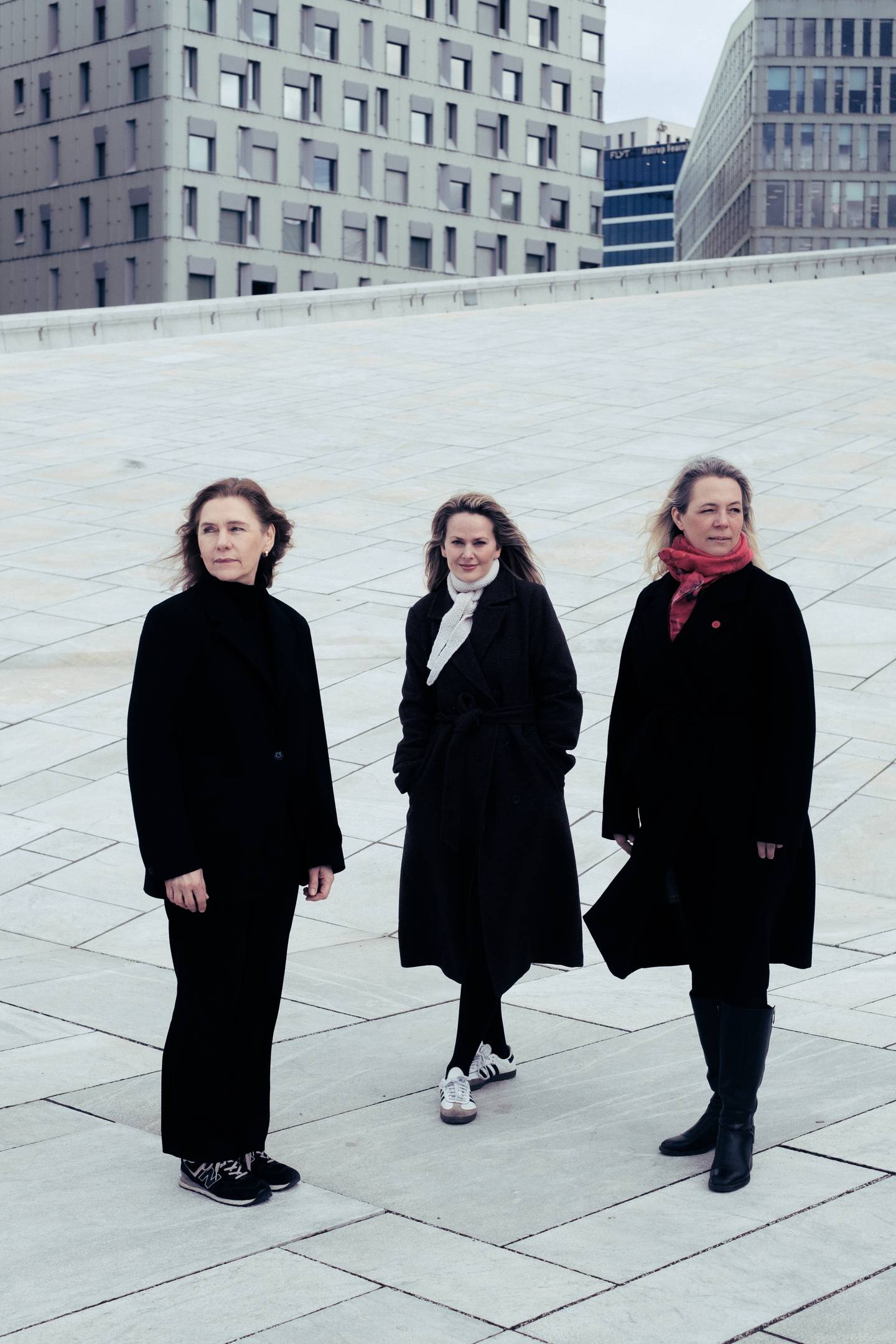 Gruppebilde. Fra venstre til høyre: Gudrun Glette, Mari Eriksmoen, og Maria Sammut. Tatt i forbindelse med oppsetningen av Karmelittsøstrene på Den Norske Opera.