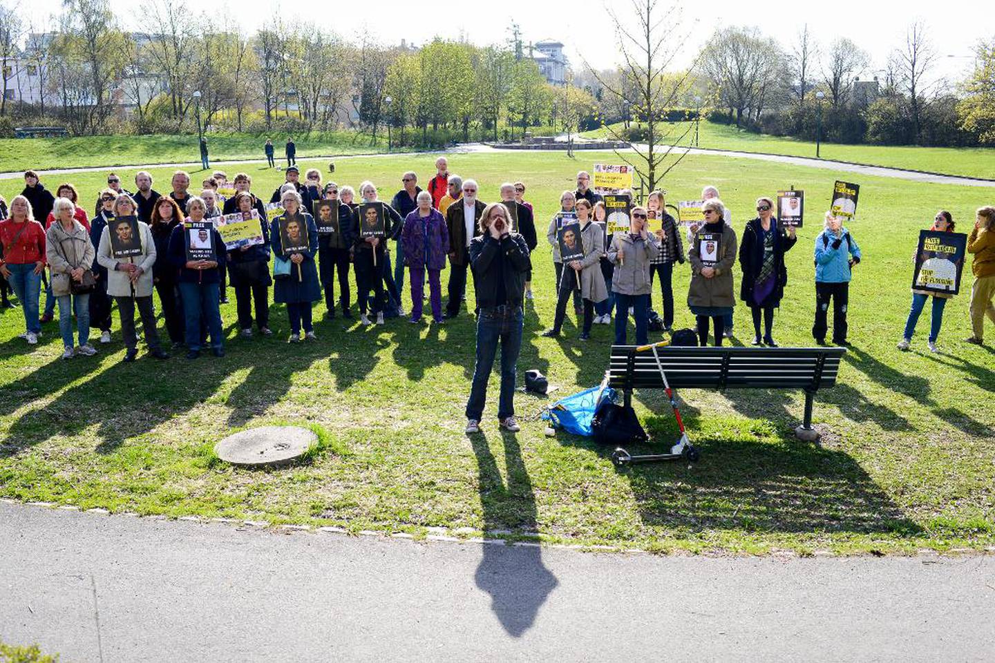 Amnestys generalsekretær John Peder Egenæs leder an i ropene mot den saudiarabiske ambassaden i Oslo. Den omstridte «Ytringsfrihetens benk», som organisasjonen avduket i januar i år står til høyre i bildet. 