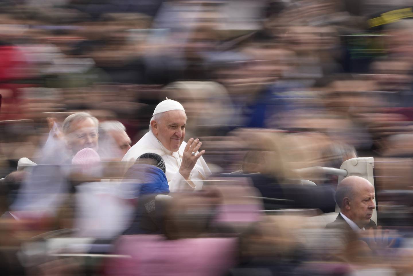 Paven har store helseproblemer, men liker stadig å møte store menneskemengder. Som her på St. Peters plass i Vatikanet. Foto: Andrew Medichini / AP / NTB