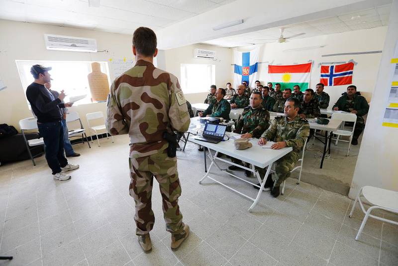 Peshmerga-soldater får opplæring av blant annet norske styrker. 