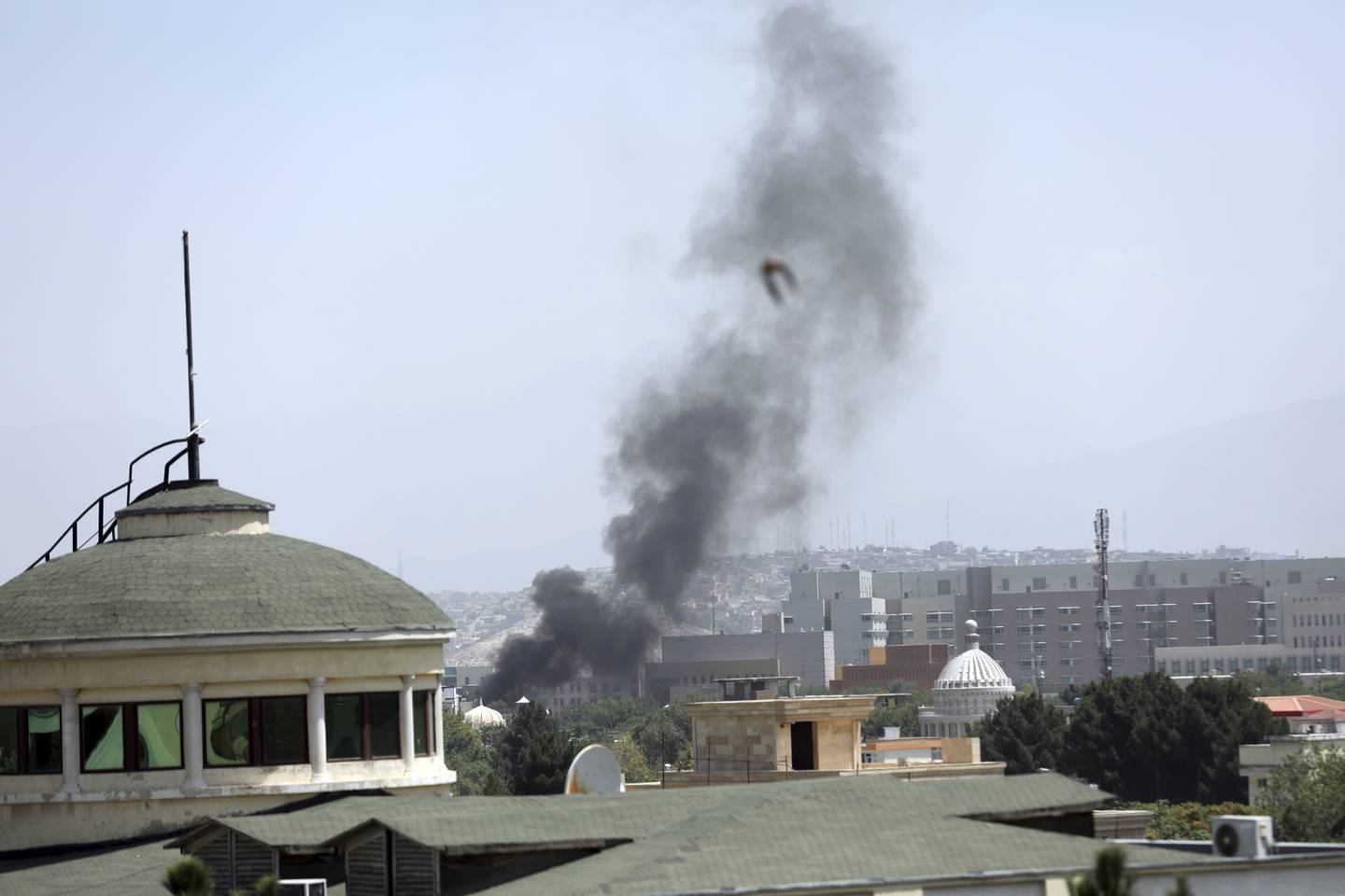 Røyk stiger opp fra den amerikanske ambassaden i Kabul, der dokumenter angivelig brennes mens amerikanerne evakuerer ambassaden. Foto: Rahmat Gul / AP / NTB