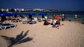 Korona-sommerbølge skyller over feriefavorittene i Europa