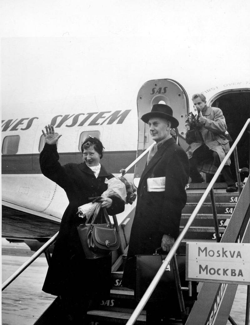 Statsminister Einar Gerhardsen og kona Werna på vei til Moskva i 1955. Som ung var Gerhardsen revolusjonær. Som statsminister satset han på kritisk dialog og brobygging overfor Moskva.