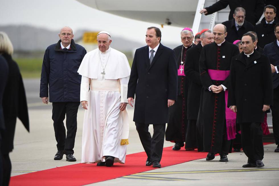 Pave Frans ble mottatt av Sveriges statsminister Stefan Löfven etter å ha landet på Sturups flyplass helt sør i Sverige.