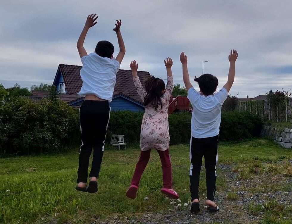OPPHOLD: Barna, som med sine foreldre, satt i kirkeasyl i Hønefoss har fått oppholdstillatelse i Norge. Det jubler de for.