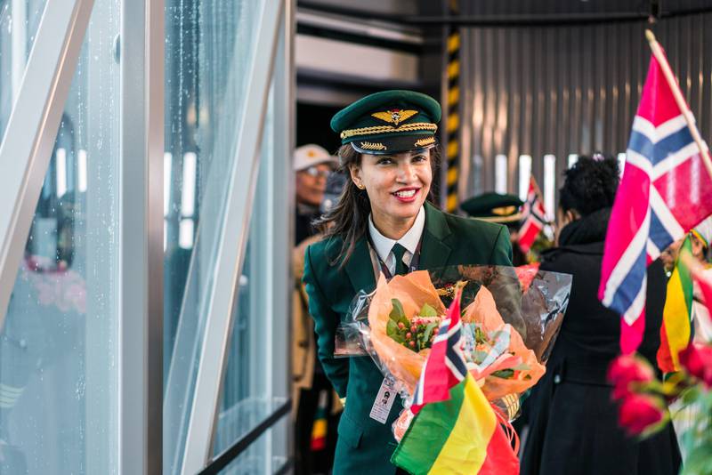 Amsale Gualu er Etiopias første kvinnelige flykaptein. I går landet hun og besetningen – alle kvinner – på 15 på Gardermoen. – Vi vil sende en beskjed om at kvinner kan oppnå det de vil – om de få mulighet til det, sier Gualu.