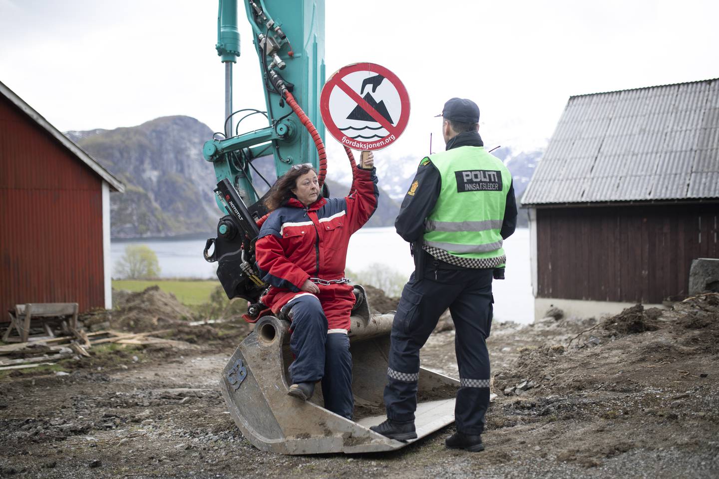 Anne-Line Thingnes er ein av demonstrantane som hadde lenka seg til anleggsmaskinene ved Førdefjorden. Foto: Amanda Iversen Orlich / Natur og Ungdom / NTB / NPK