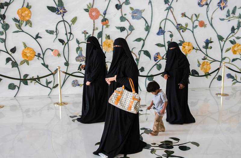 Tre damer med niqab på sightseeing i Sheikh Zayed-moskéen i Abu Dhabi