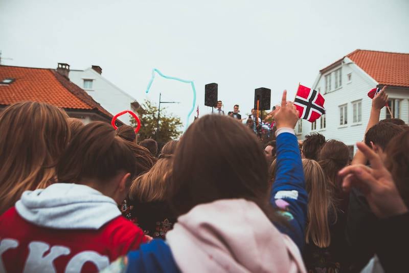 Ungdom Sammen for Byen er et felleskristent nettverk i Kristiansand som de siste 11 årene har gått sammen i 17. maitog for å markere fellesskap og enhet. I år var det opp mot tusen ungdommer som gikk under fanen deres.