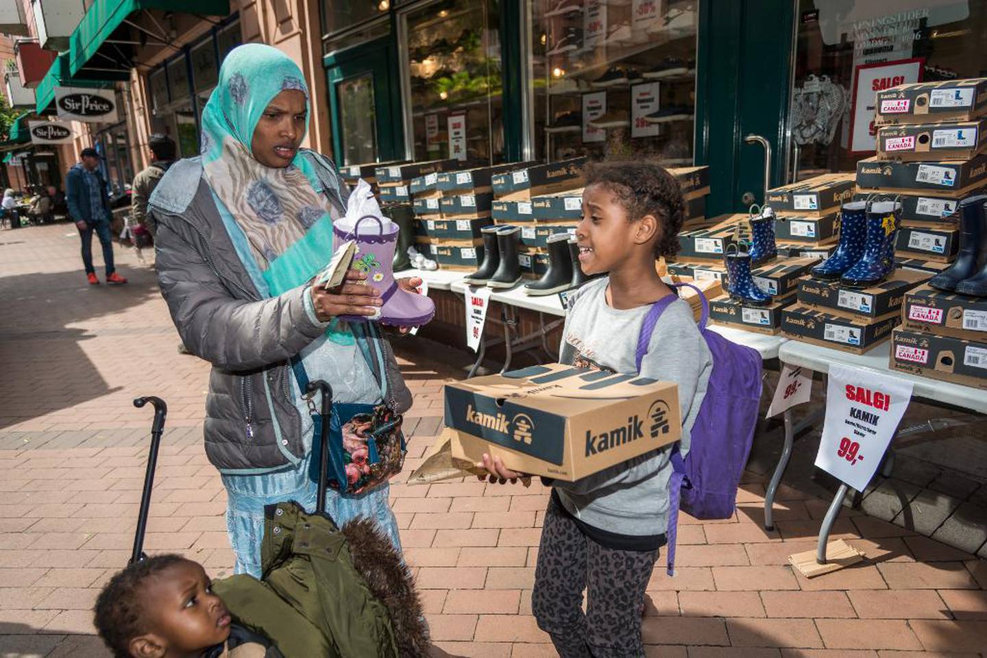 For 17 år siden kom Shabaan M. Hussein (32) fra Somalia til Norge som analfabet. Nå tar hun utdanning i helsearbeid. På handletur på Grønland i Oslo ser hun og datteren Hodan (8) på støvler, med sønnen Are (2) i vogna.