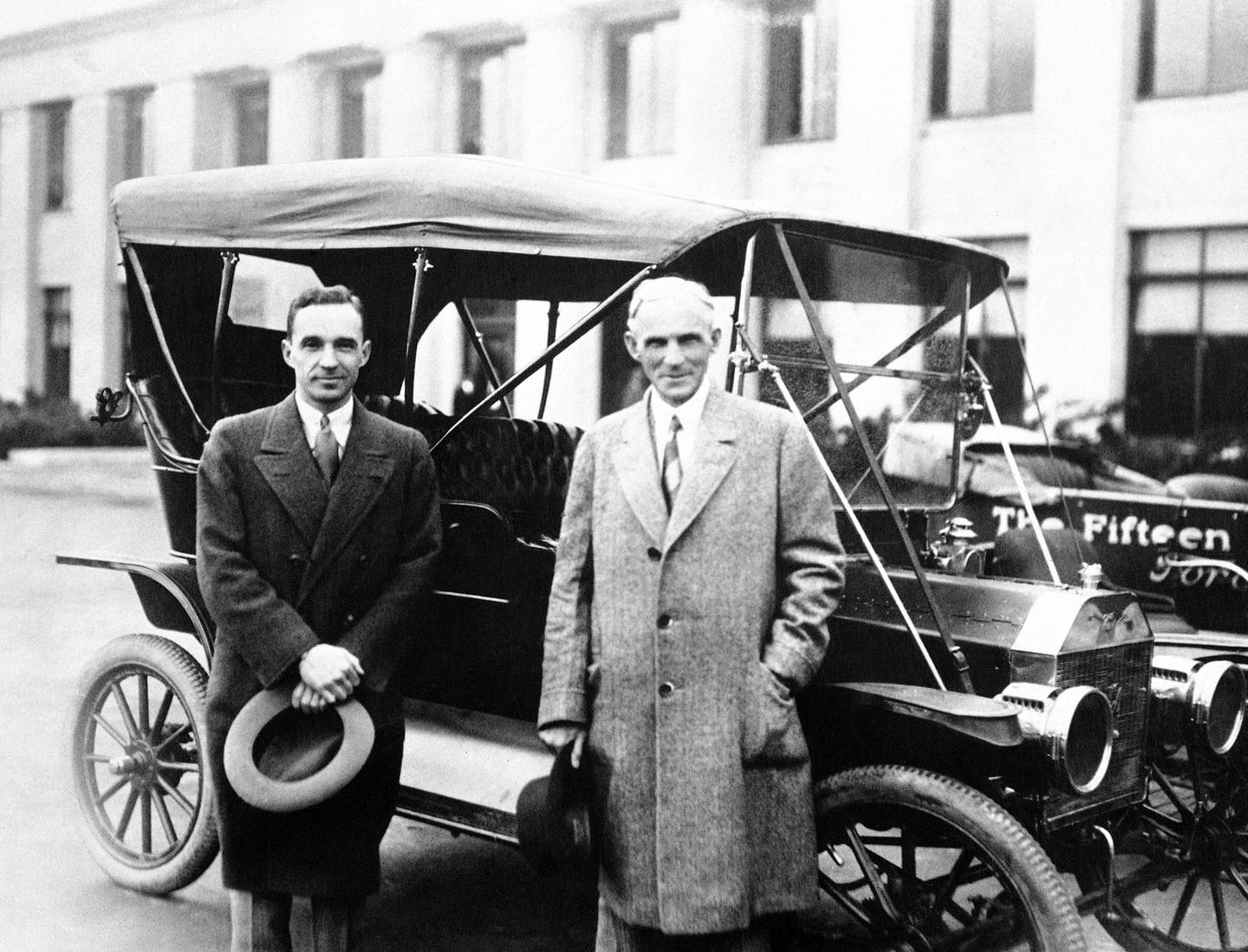 SAMLEBÅNDTEKNOLOGI: Oppdagelsen av olje i Texas og Henry Fords (t.v.) samlebåndsteknologi gjorde det mulig å lage biler vanlige folk hadde råd til å kjøpe. Her er Ford sammen med sønnen Edsel i 1947.