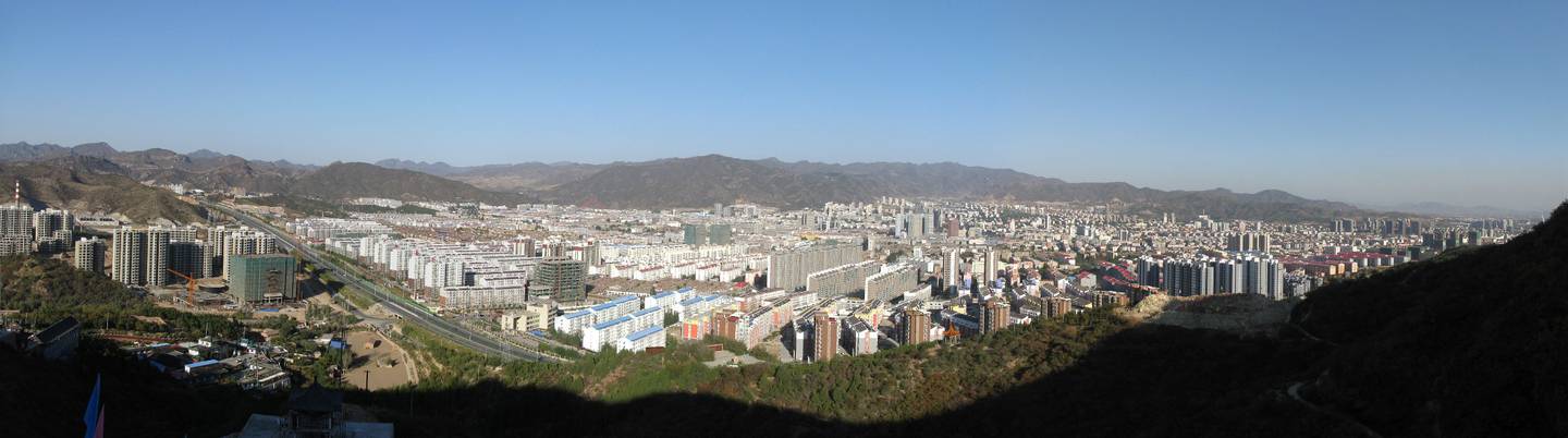 Panorama over Kalgan, slik byen ser ut i dag. Navnet betyr «Port» og har vært et viktig knutepunkt for handel mellom Kina og Russland.