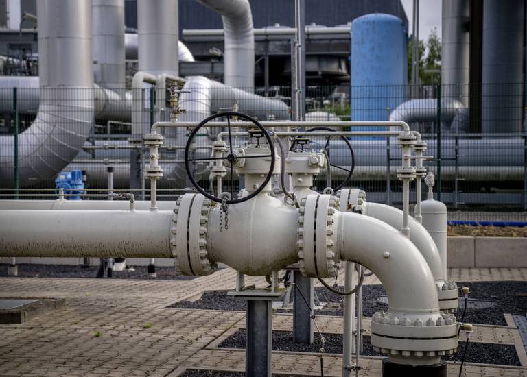 Bildet viser et gassrør på et anlegg i Eiterfeld sentralt i Tyskland. EU-landene er blitt enige om en måte å redusere avhengigheten av russisk gass på i vintermånedene.