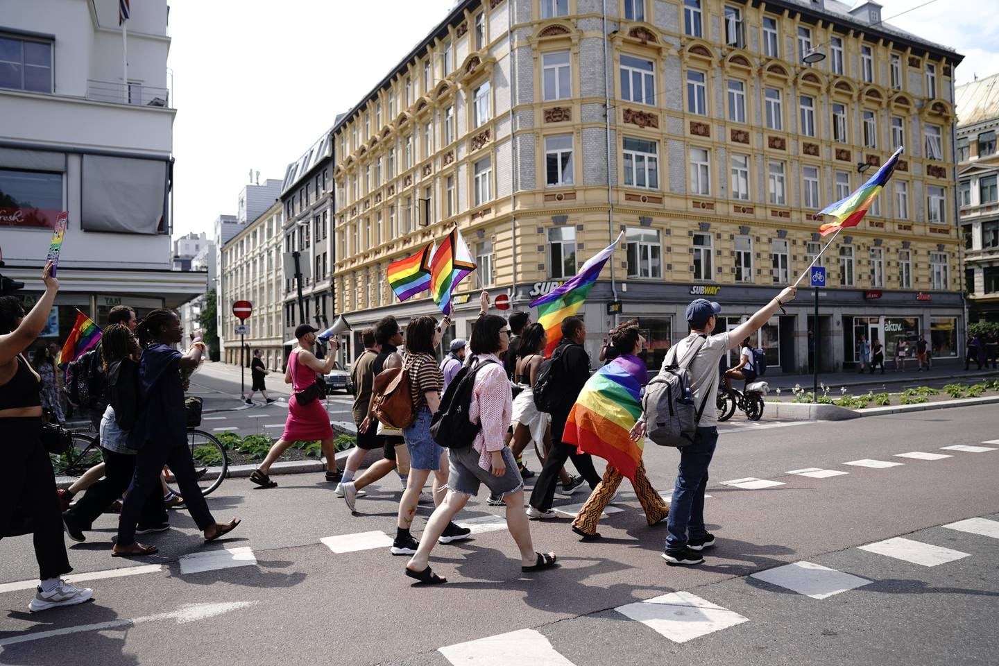 Spontant pride-tog etter terrorangrepet i Oslo sentrum 25. juni.