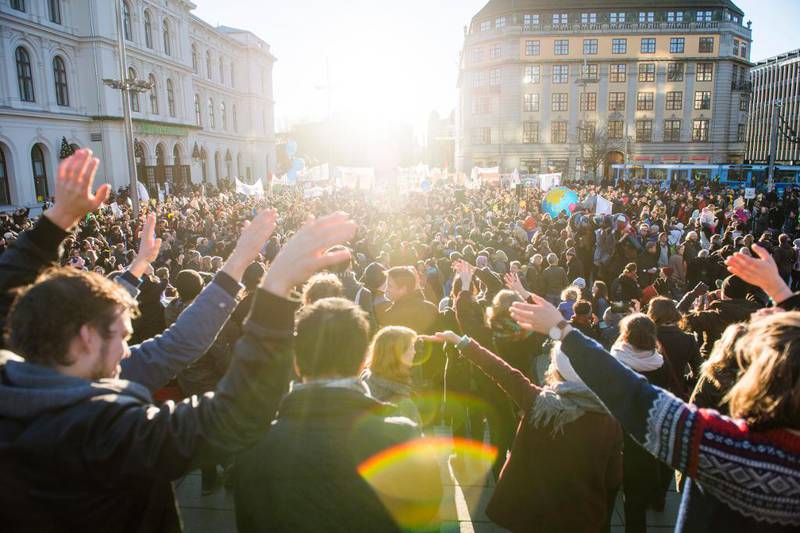 OSLO: Folkets klimamarsj i Oslo lørdag 29. november fikk stor oppslutning. I strålende solskinn møtte over 3.400 opp på Jernbanetorget med paroler som «Kutt utslippene nå».