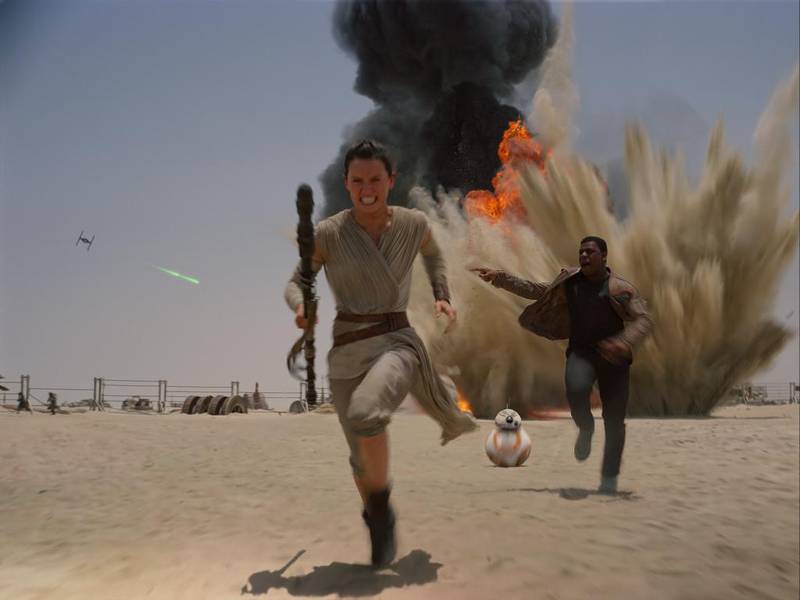 Rey (Daisy Ridley) og Finn (John Boyega) må redde den rullende droiden BB-8, som inneholder verdifull informasjon. 