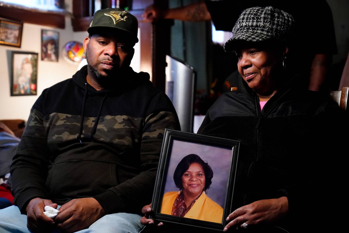 Wayne Jones mistet moren sin Celestine Chaney under angrepet på et kjøpesenter i Buffalo i USA. Her sitter han sammen med tanten JoAnn Daniels. Foto: AP / NTB