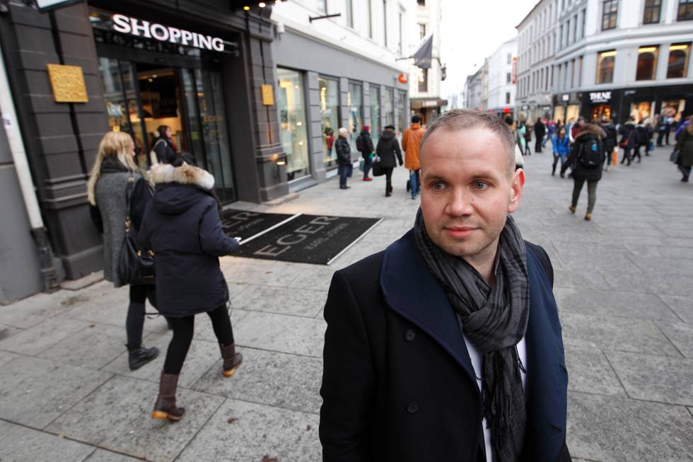 Kristian Fjellanger (34),SV-politiker og forfatter av boken Feit, mitt liv som tjukkas. Fjellanger har slanket seg 70 kilo - ikke fordi han var redd diabetes eller hjerteinfarkt, men fordi han ville få pult.



FOTO:ROGER NEUMANN/VG