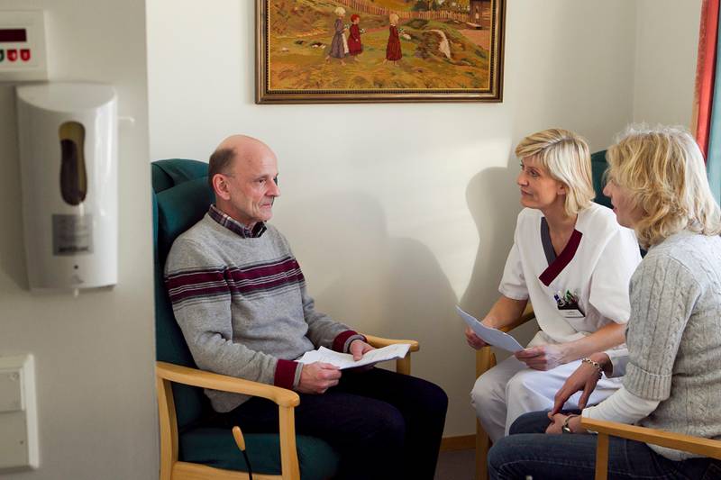 Helsefagarbeidere snakker med en mannlig pasient. Tverrfaglig samtale.
Illustrasjonsbilde.
Heiko Junge / SCANPIX
NB Modellklarert !!!!!!