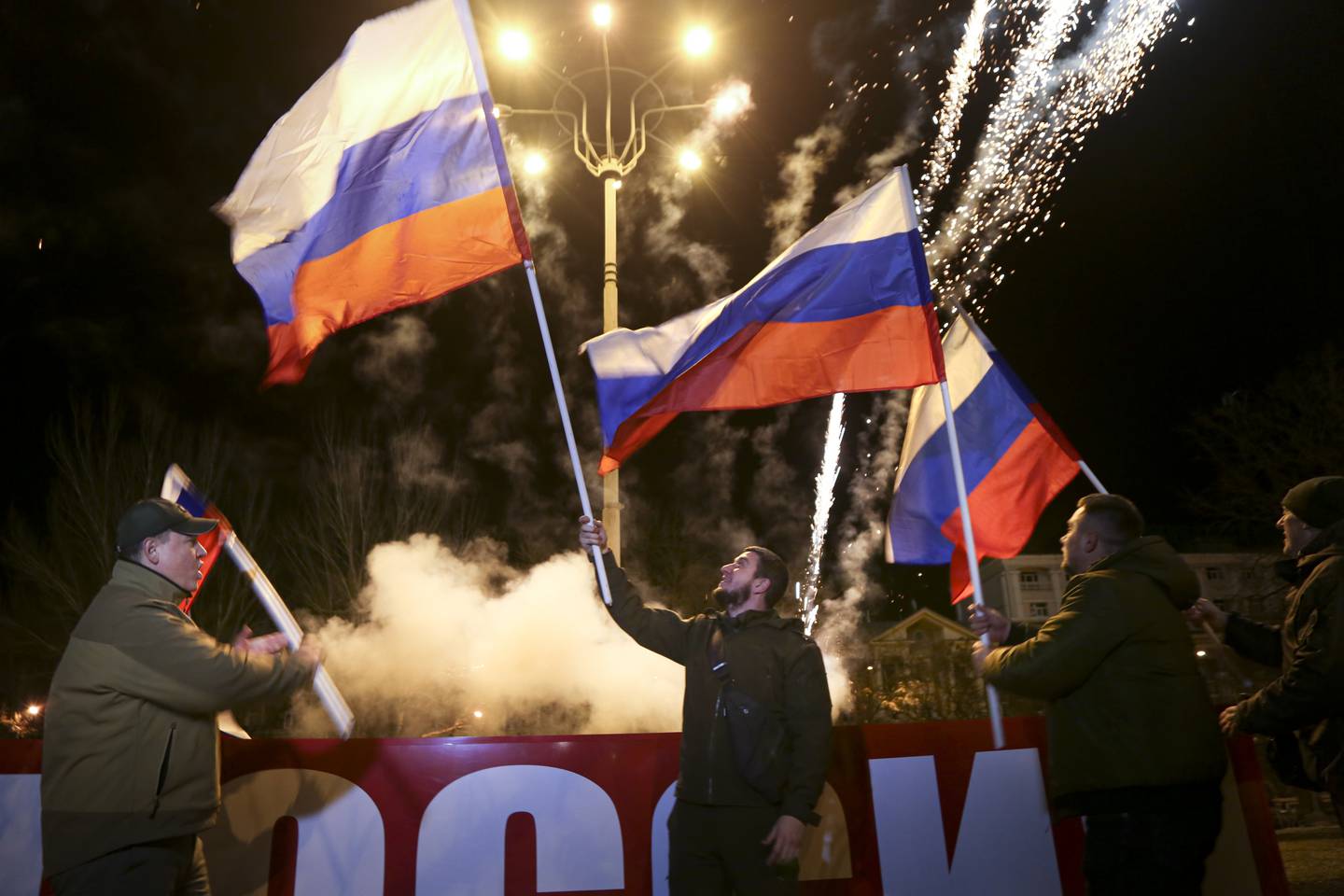 I russi della repubblica separatista ucraina di Donetsk hanno celebrato lunedì il riconoscimento della Russia.  Foto: AP/NTB
