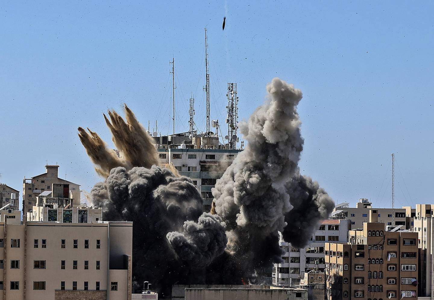 Lørdag bombet Israel et høyhus i Gaza by. Ingen ble drept eller såret i angrepet, men siden 10. mai er 219 palestinere blitt drept, ifølge tall onsdag. Tolv er drept på israelsk side. Foto: Mahmud Hams / pool via AP / NTB